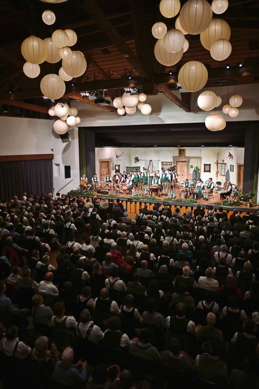 Singe Johle Musiziere im Kurhaus Bad Hindelang: Auftritt einer Trachtengruppe auf der Bühne vor großem Publikum.