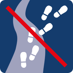 Ein rotes Verbotsschild mit einem Piktogramm, das Fußspuren zeigt, die den Weg verlassen. Es weist darauf hin, den markierten Pfad nicht zu verlassen, um die Natur zu schützen.