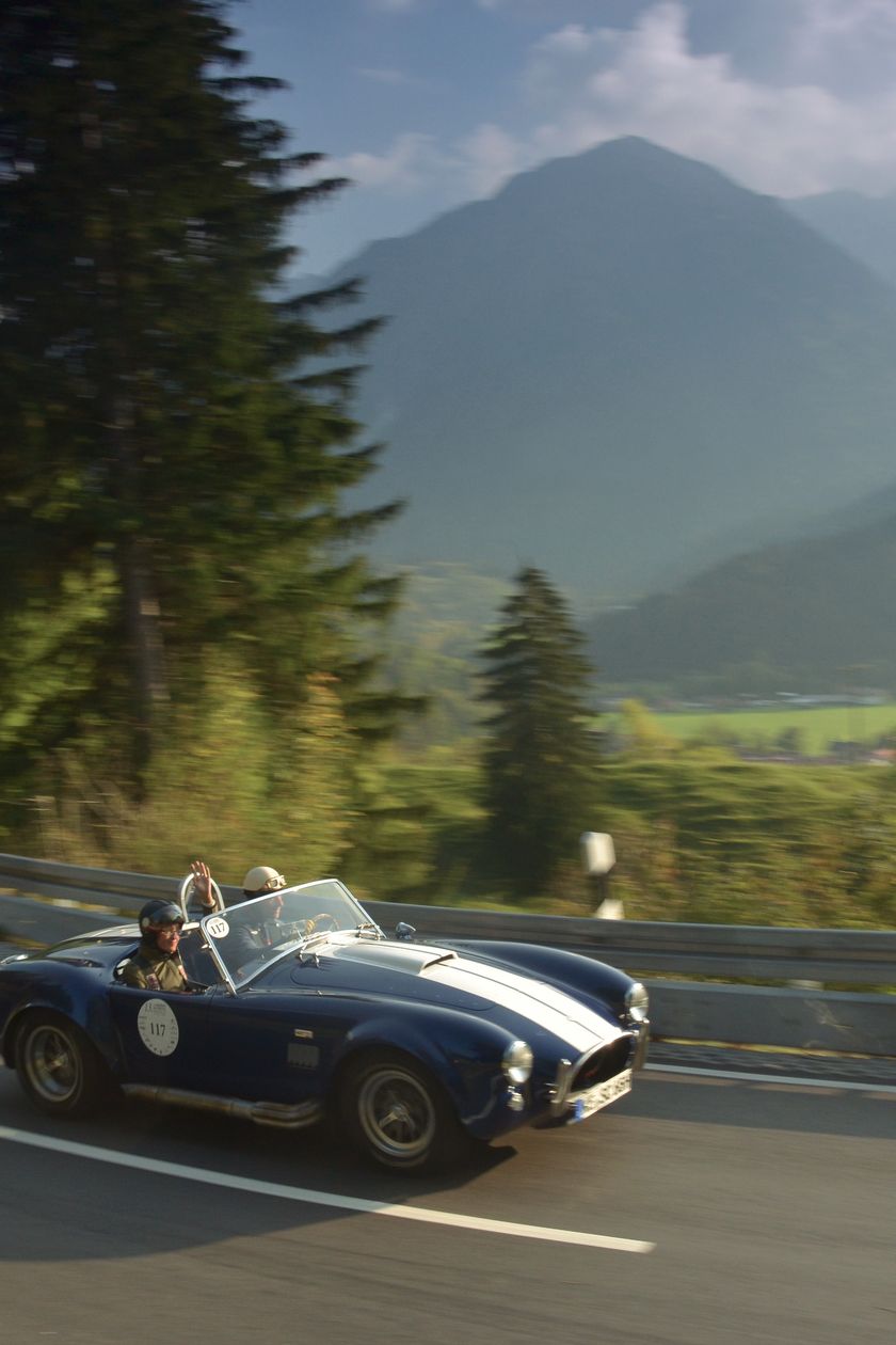 Historischer Oldtimer genießt die Fahrt durch die malerische Alpenkulisse beim Jochpass Oldtimer Memorial in Bad Hindelang.
