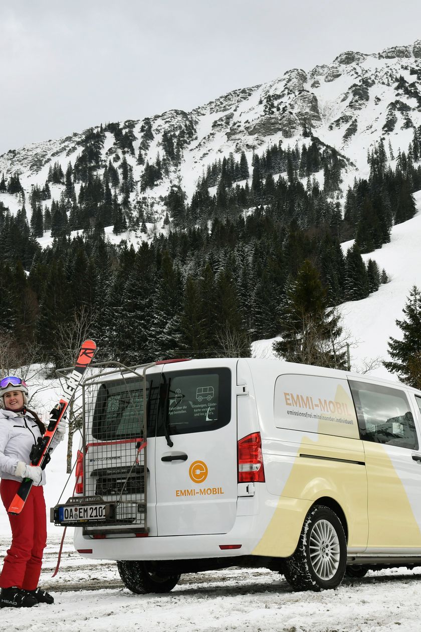 Der elektrische Rufbus EMMI-MOBIL bringt Euch ohne feste Route und ohne festen Fahrplan zur nächsten Bushaltestelle oder direkt ans Ziel - mit Bad Hindelanger Gästekarte sogar kostenfrei.