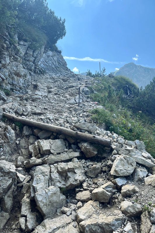 Steiler und steiniger Bergpfad in den Allgäuer Alpen, führt über Schotter und Felsbrocken hinauf zum Schrecksee.