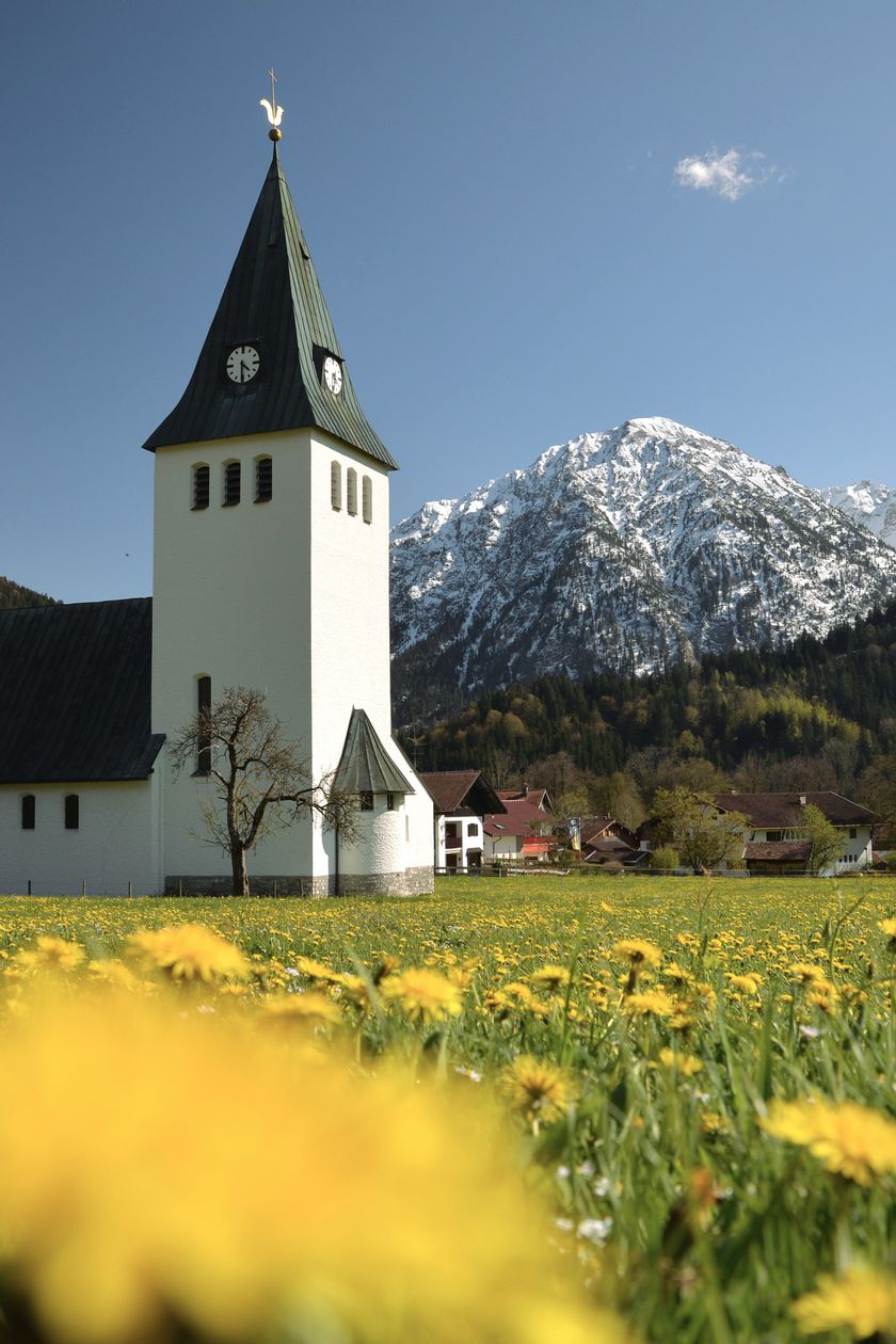 St. Jodokus Kirche in Bad Oberdorf mit einem weißen Glockenturm.