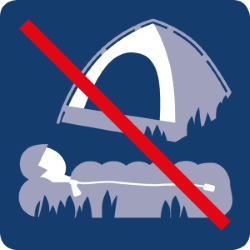 Piktogramm „Zelten und biwakieren verboten“, das durchgestrichene Symbole eines Zeltes und einer Person im Schlafsack zeigt.