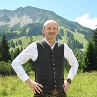 Die Mitarbeiter der Tourist Information Bad Hindelang helfen Euch gerne weiter. Ob individuelle Urlaubstipps, passende Unterkunft oder Interessantes rund ums Allgäu - hier werdet Ihr perfekt beraten.