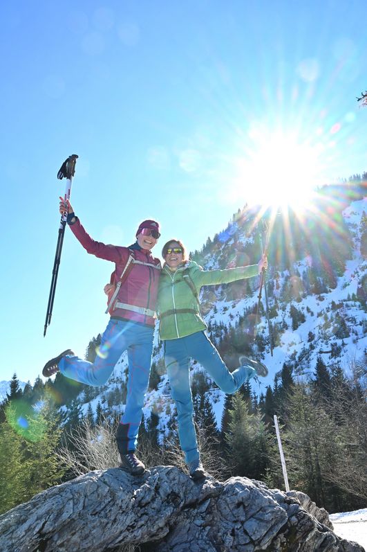 Winterwanderer mit viel Freude am Imberger Horn in Bad Hindelang im Allgäu.
