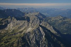 Panoramaaussicht auf den Breitenberg und seine umliegenden Berggipfel in Bad Hindelang im Allgäu.