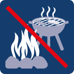 Piktogramm „feuer und grillen verboten“: durchgestrichene Symbole eines Lagerfeuers und eines Grills mit Grillgut, die das Verbot anzeigen.