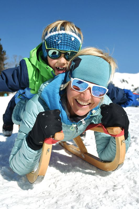 Familienspaß beim Rodeln von der Schwarzenberghütte im Naturschutzgebiet im Hintersteiner Tal.