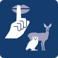 Piktogramm „Wildtiere nicht stören“: Eine Hand mit Finger vor dem Mund, um Tiere wie Rehe und Eulen nicht zu erschrecken.