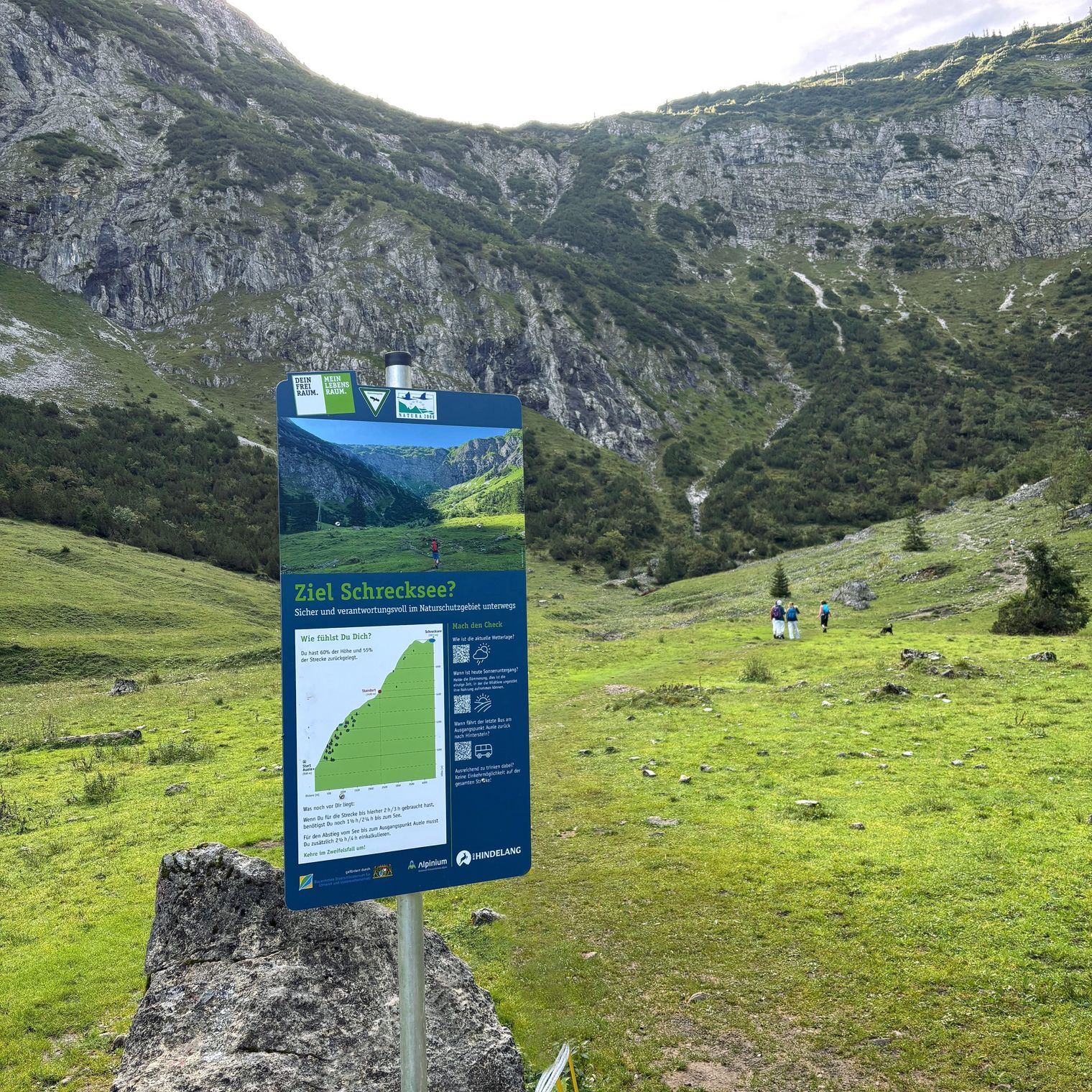 Tafel Schrecksee auf dem Wanderweg, die den Höhenunterschied und eine Karte des anspruchsvollen Pfades zeigt.